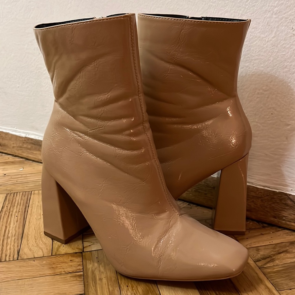 NUDE BOOTIES